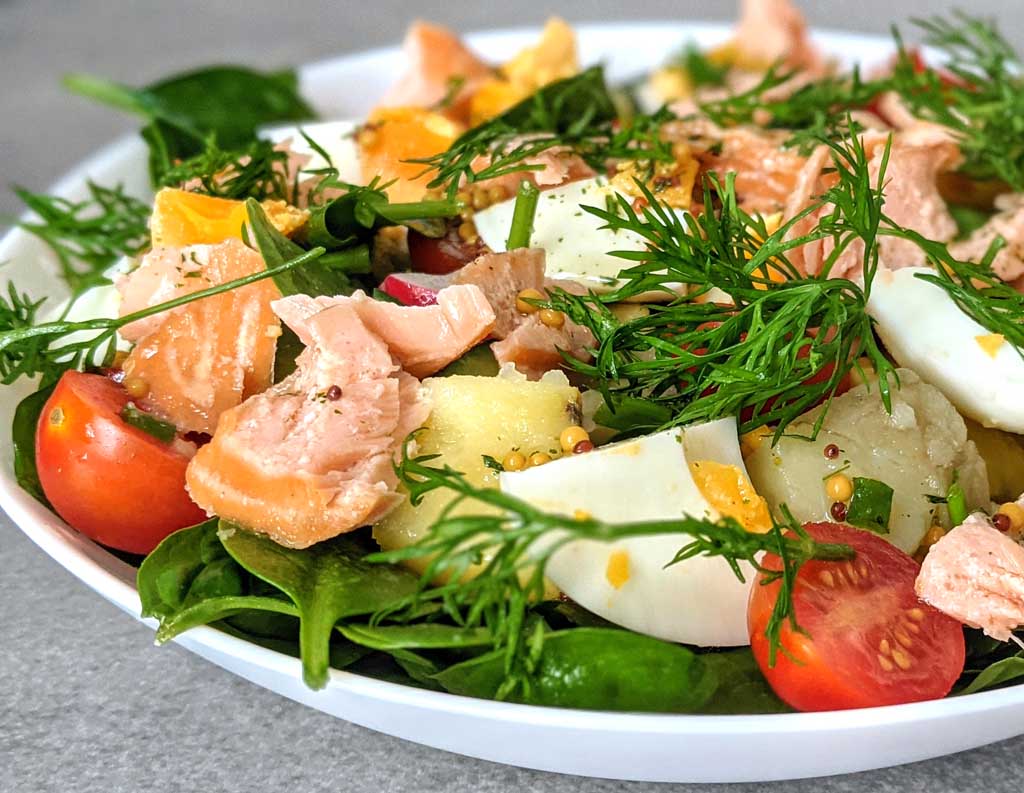 sałatka z łososiem, ziemniakami i jajkiem