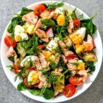 sałatka z łososiem, ziemniakami i jajkiem