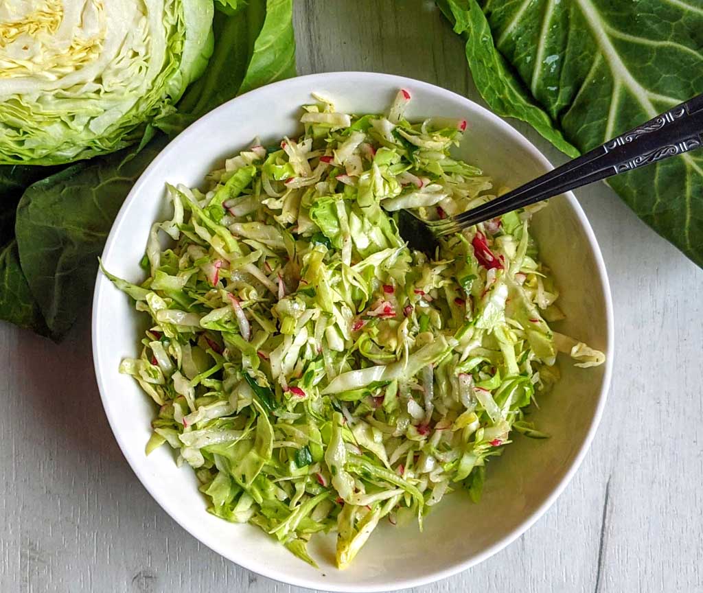 Zdrowa surówka z młodej, białej kapusty i rzodkiewki