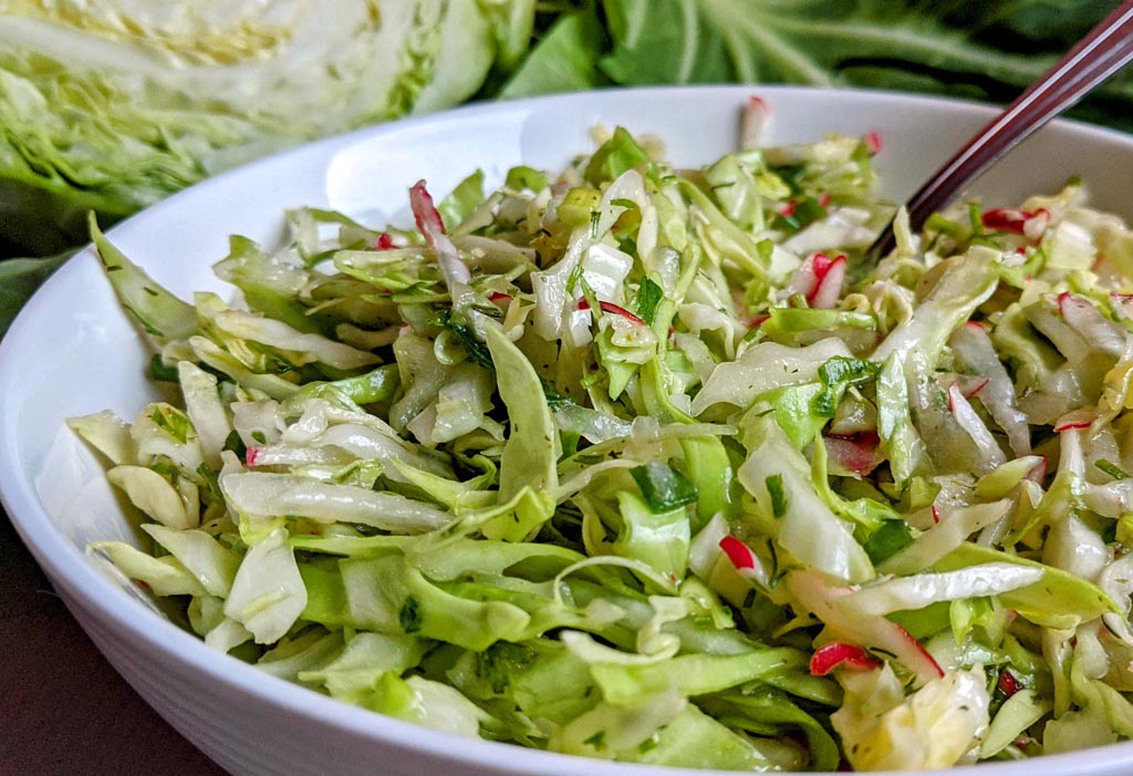 Zdrowa surówka z młodej, białej kapusty i rzodkiewki