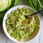 Zdrowa surówka z młodej, białej kapusty i rzodkiewki