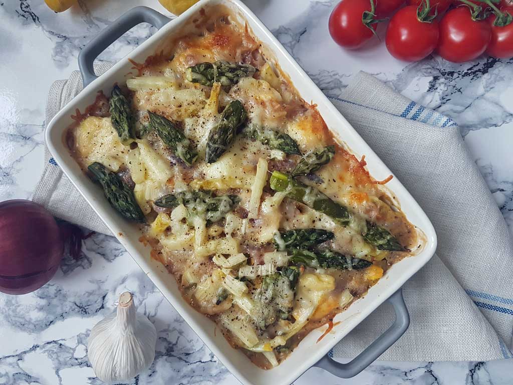 zapiekanka ze szparagami, sosem beszamel, jajkami i mozzarellą