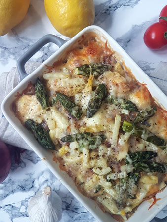 zapiekanka ze szparagami, sosem beszamel, jajkami i mozzarellą