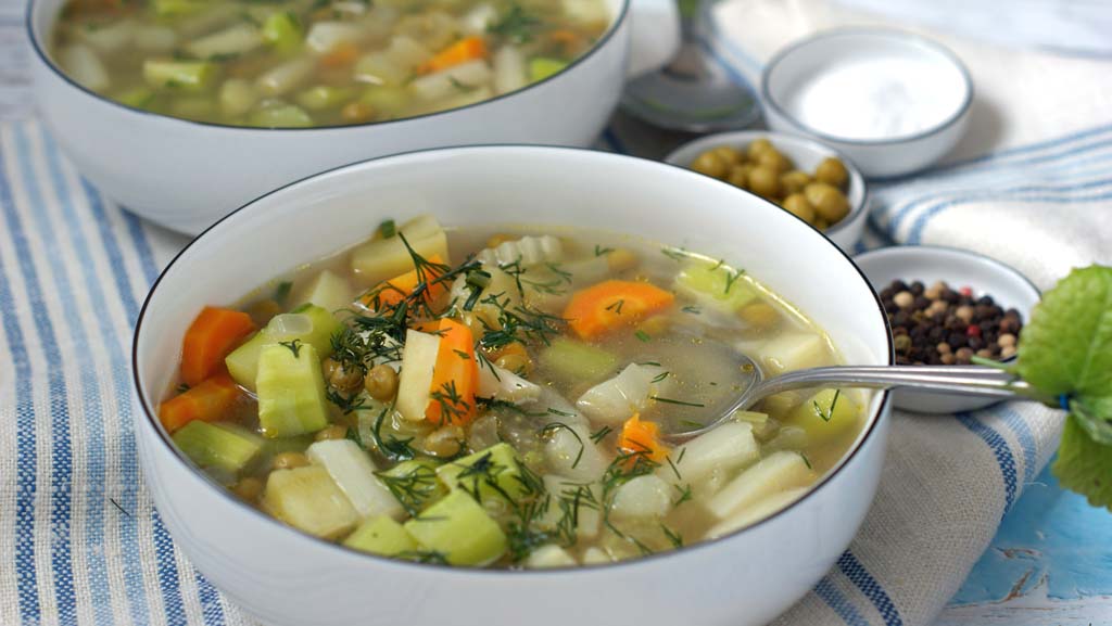 Zupa szparagami i zielonym groszkiem