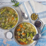 Zupa szparagami i zielonym groszkiem