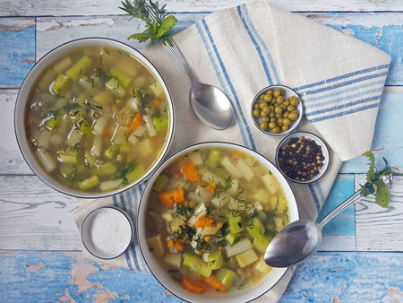 Zupa szparagami i zielonym groszkiem