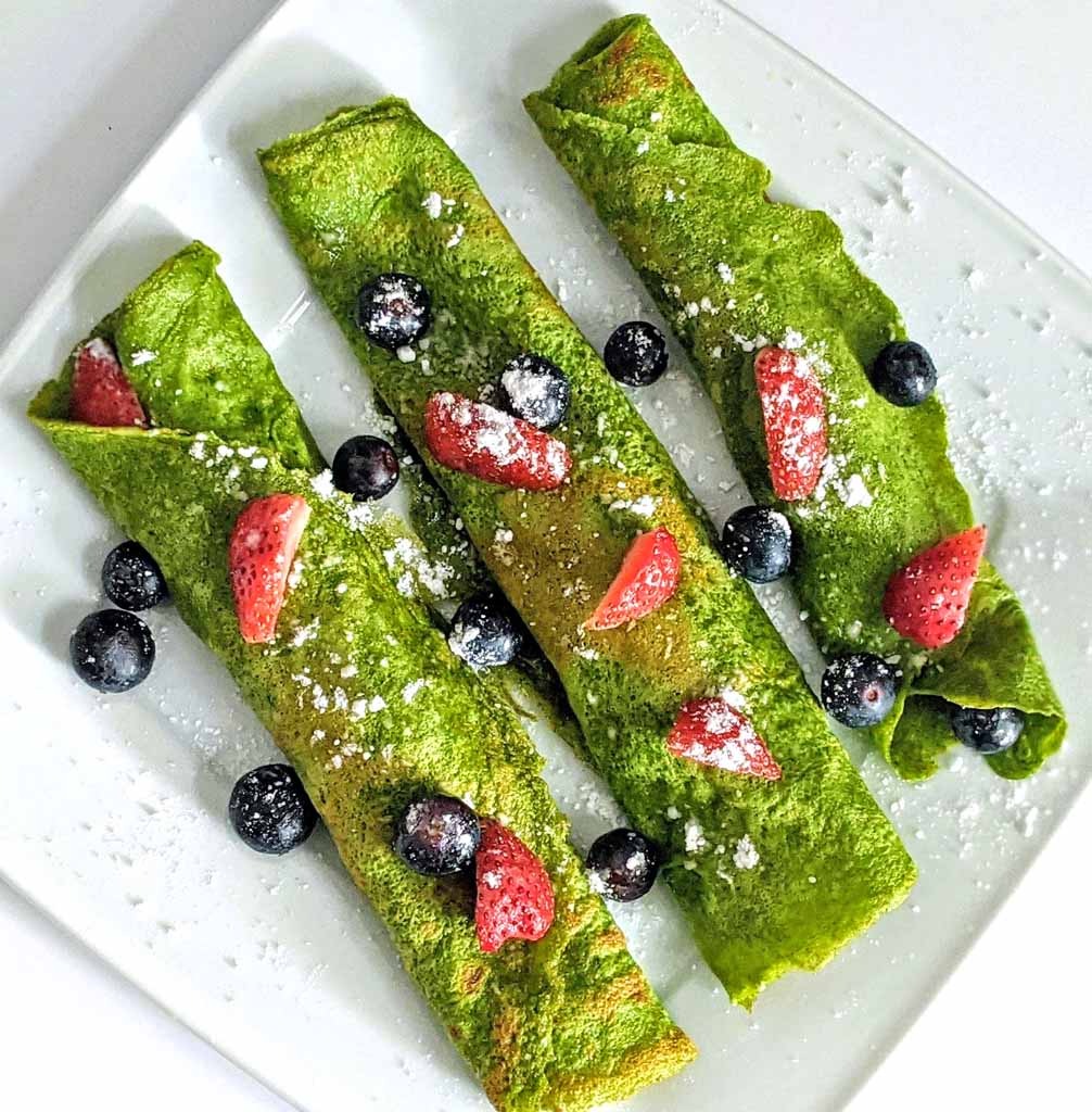 zielone naleśniki z owocami na słodko