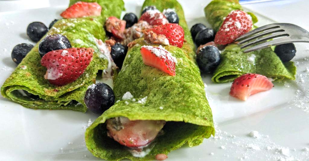 zielone naleśniki z owocami na słodko