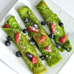 zielone naleśniki z owocami na słodko