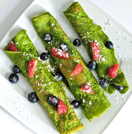 zielone naleśniki z owocami na słodko