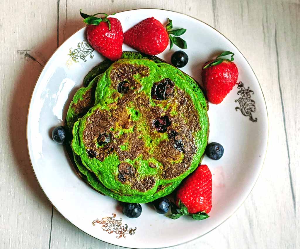 zielone pancakes, placuszki, naleśniki amerykańskie z owocami