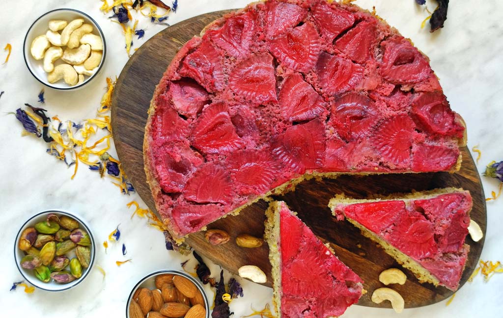 orzechowy biszkopt pieczony z truskawkami