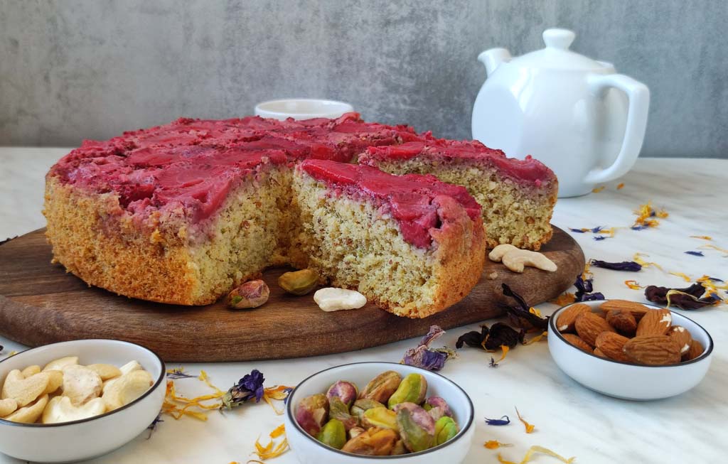 orzechowy biszkopt pieczony z truskawkami