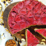 orzechowy biszkopt pieczony z truskawkami