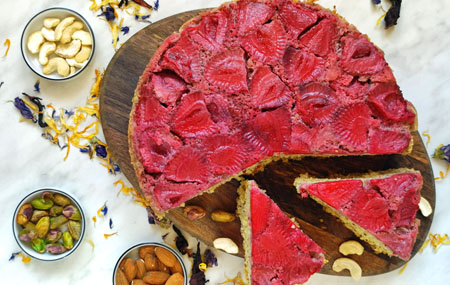 orzechowy biszkopt pieczony z truskawkami