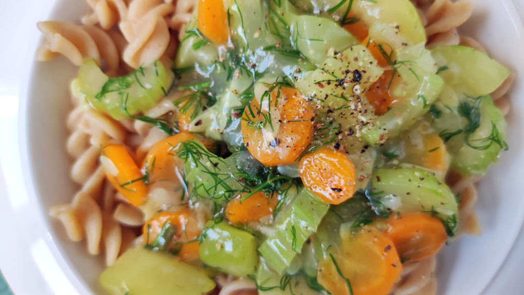 lekkie danie z duszonej cukinii i koperku