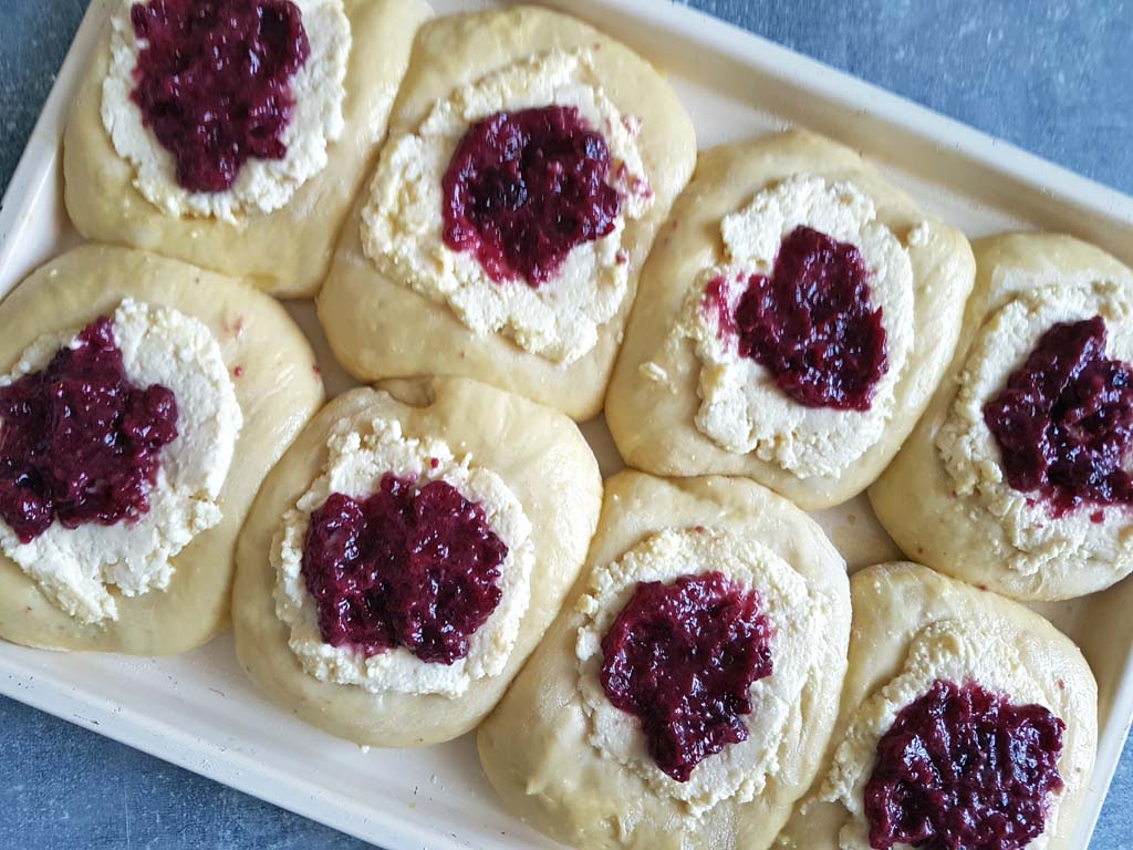 drozdzowki brioche-02 drożdżówki z serem i marmoladą