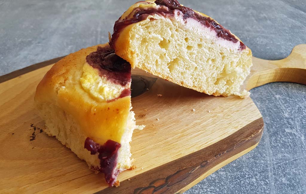 drożdżówka z serem i marmoladą