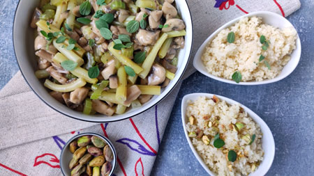 fasolka szparagowa duszona z pieczarkami, podana z kuskusem