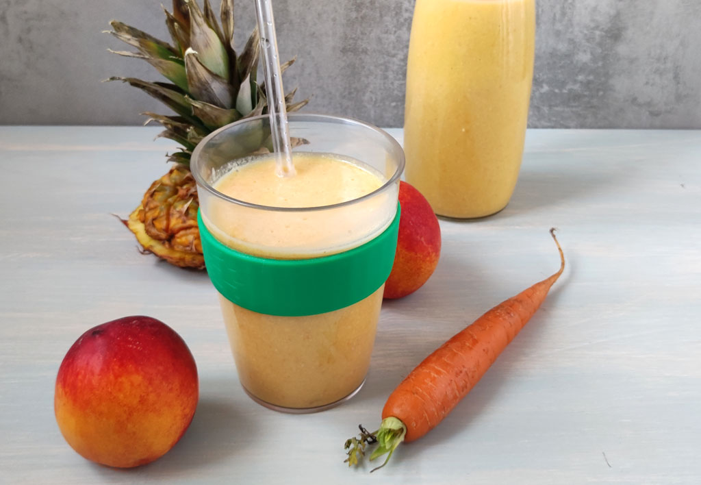 Koktajl z ananasa, marchewek, nektarynek i mleka migdałowego