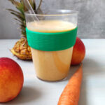 Koktajl z ananasa, marchewek, nektarynek i mleka migdałowego