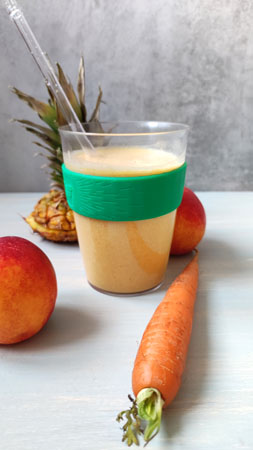 Koktajl z ananasa, marchewek, nektarynek i mleka migdałowego