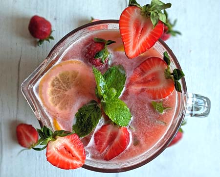 Lemoniada z rabarbaru i truskawek