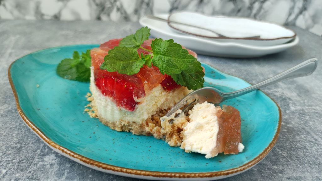 sernik na zimno z truskawkami