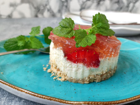sernik na zimno z truskawkami