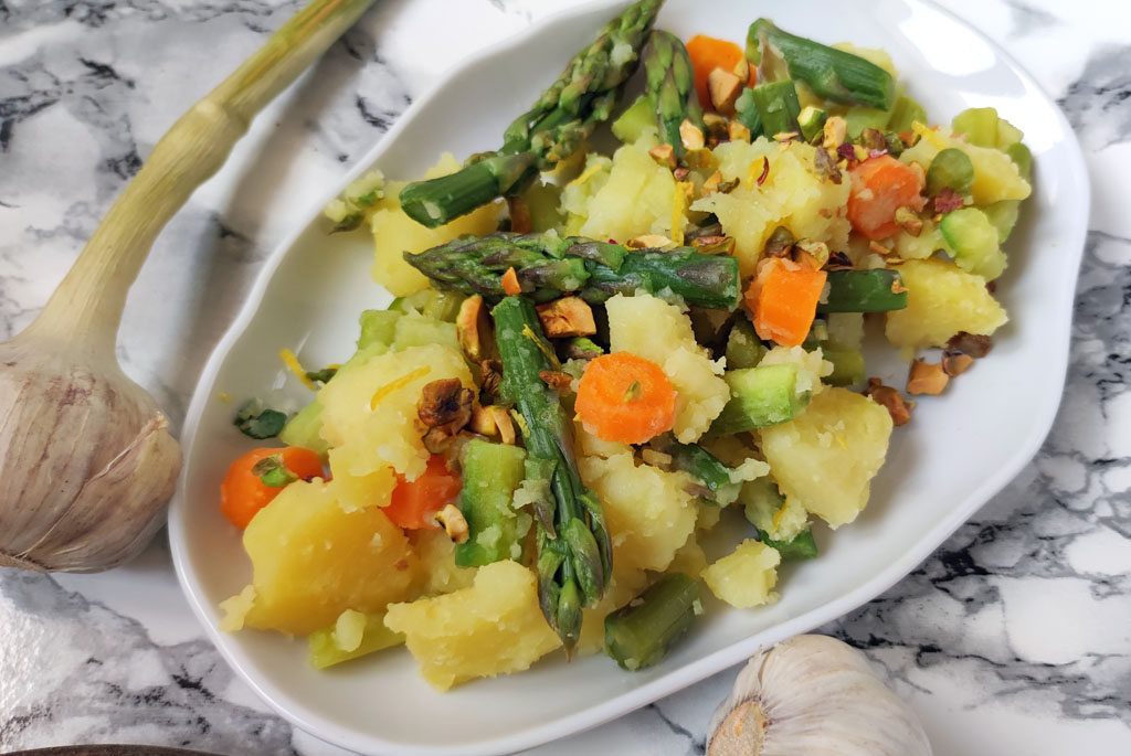 młode ziemniaki ze szparagami i miętą