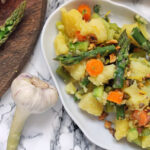 młode ziemniaki ze szparagami i miętą