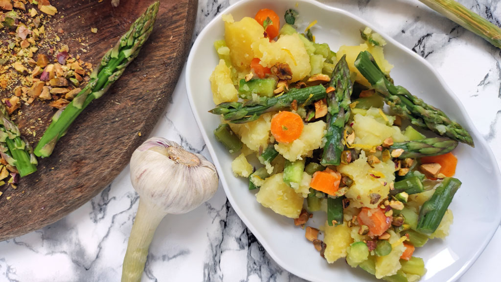 młode ziemniaki ze szparagami i miętą