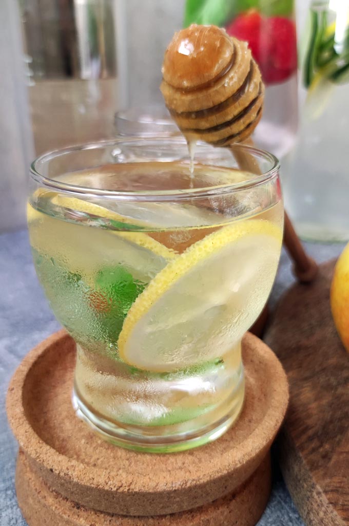 woda z miętą, cytryną i miętą