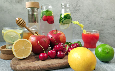 chłodzące domowe napoje i owoce na upalne dni