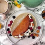 słodkie naleśniczki biszkoptowe z bitą śmietaną i malinami