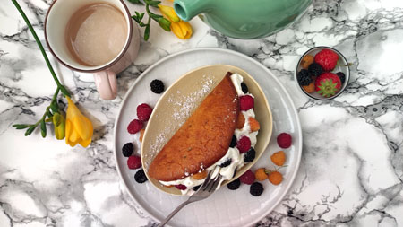 słodkie naleśniczki biszkoptowe z bitą śmietaną i malinami