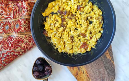 irańska jajecznica z daktylami