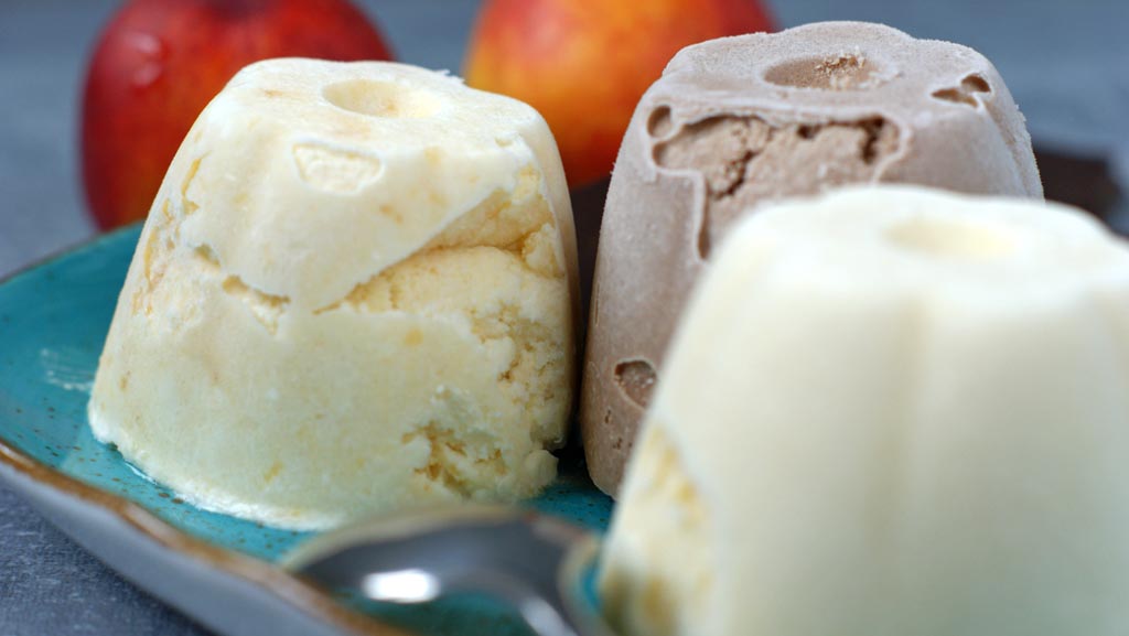 lody czekoladowe, budyniowe i z owocami nektarynki