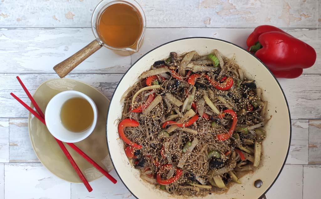 Makaron po chińsku z warzywami i sosem orzechowym