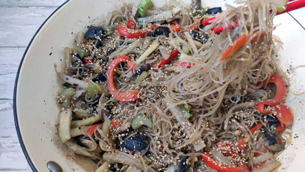 Makaron po chińsku z warzywami i sosem orzechowym