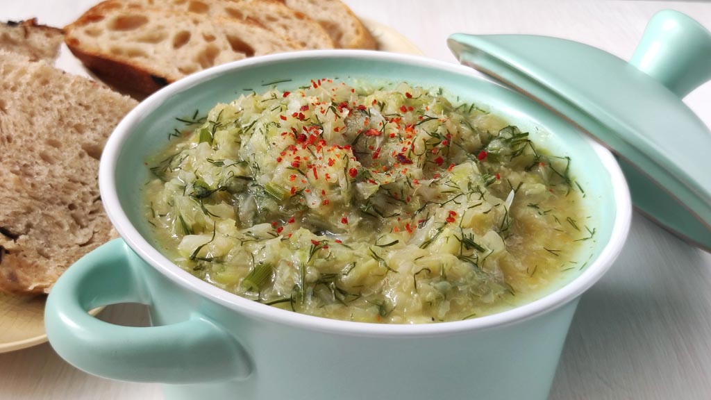 młoda kapusta z koperkiem