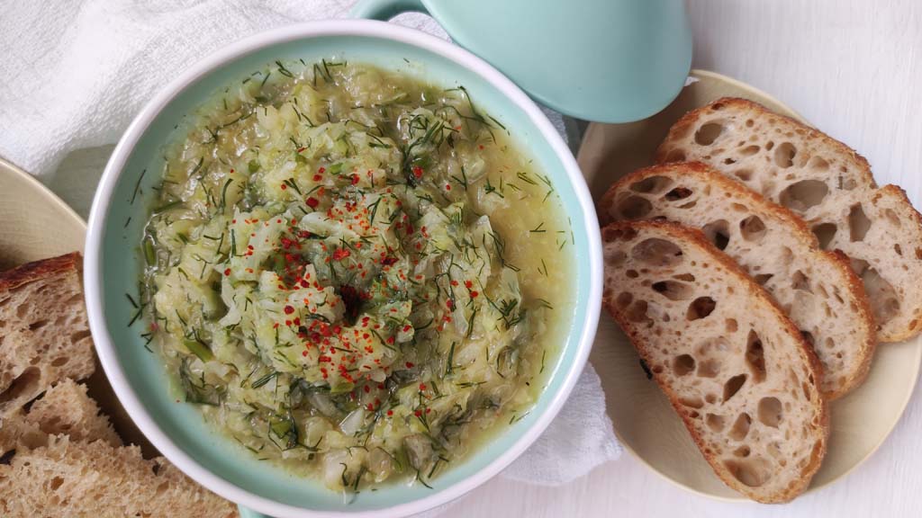 młoda kapusta z koperkiem