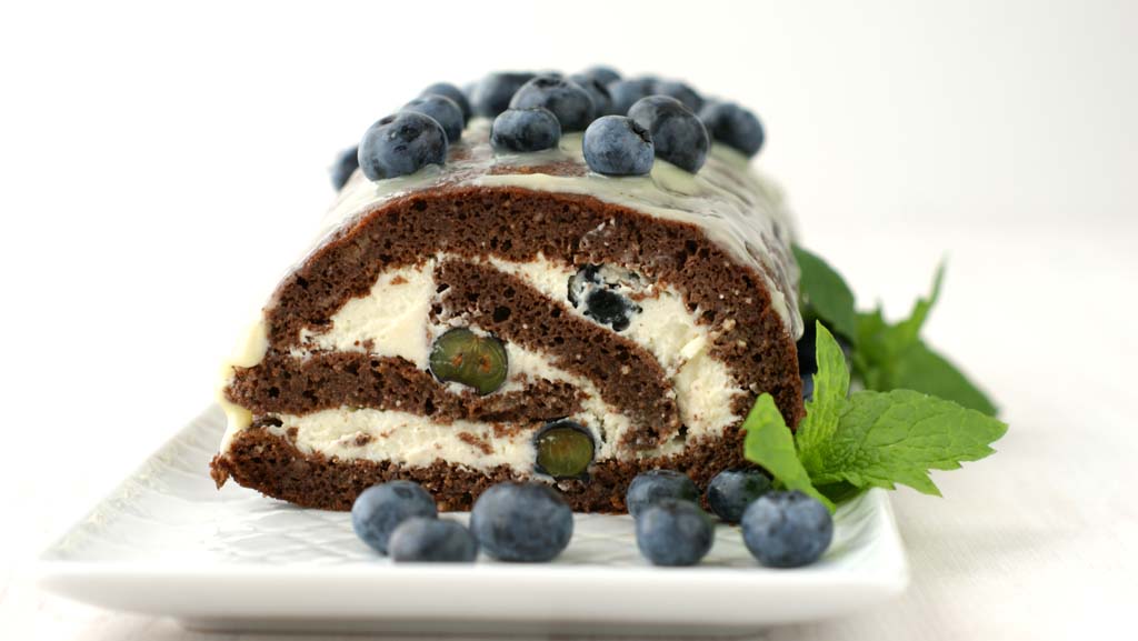 Rolada czekoladowa z migdałowo-daktylowego biszkoptu z bitą śmietaną i borówkami