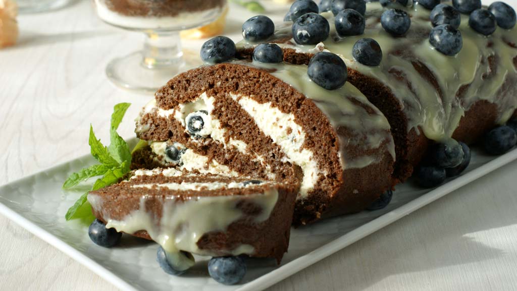 Rolada czekoladowa z migdałowo-daktylowego biszkoptu z bitą śmietaną i borówkami