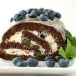 Rolada czekoladowa z migdałowo-daktylowego biszkoptu z bitą śmietaną i borówkami