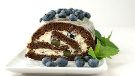 Rolada czekoladowa z migdałowo-daktylowego biszkoptu z bitą śmietaną i borówkami