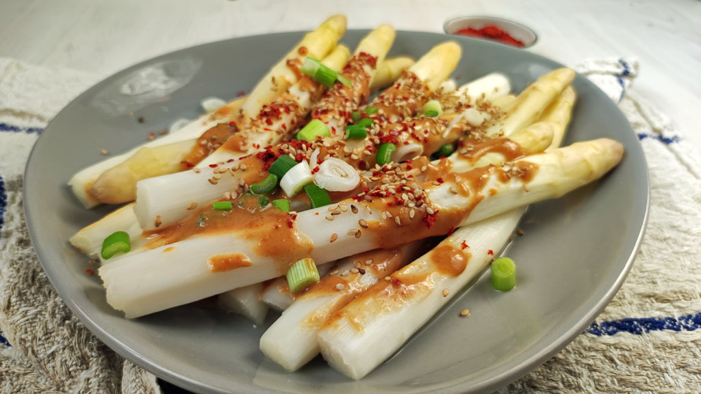 szparagi z sosem fistaszkowym