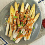 szparagi z sosem fistaszkowym