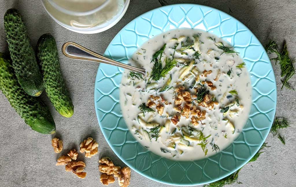 chłodnik z ogórka i orzechów włoskich