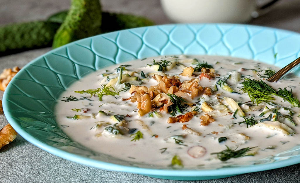 chłodnik z ogórka i orzechów włoskich